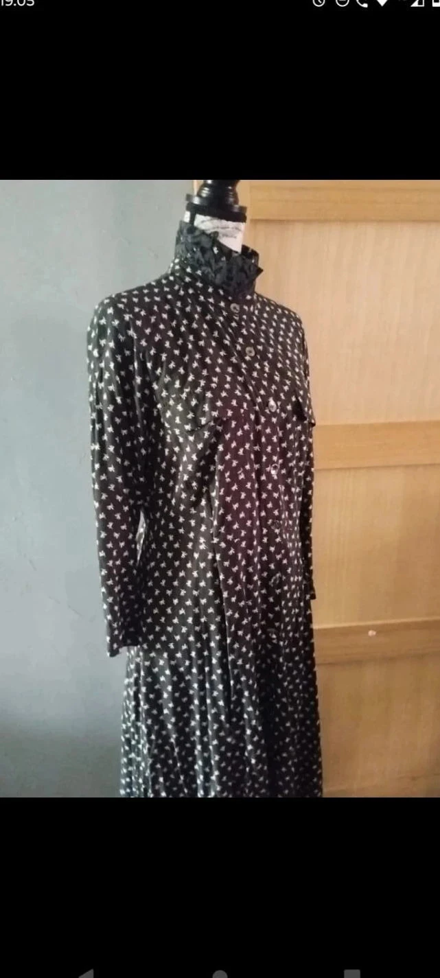 Vestido longo preto com pequenas flores rosa/brancas, gola de renda T42, Persona by Marina Rinaldi – photo 3